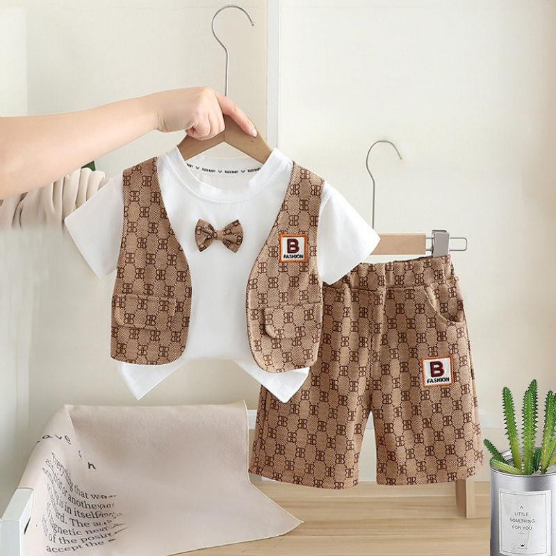 طقم اولاد أنيق مكوّن من قميص قصير الأكمام بنقشة كلاسيكية مع صديري وسروال قصير