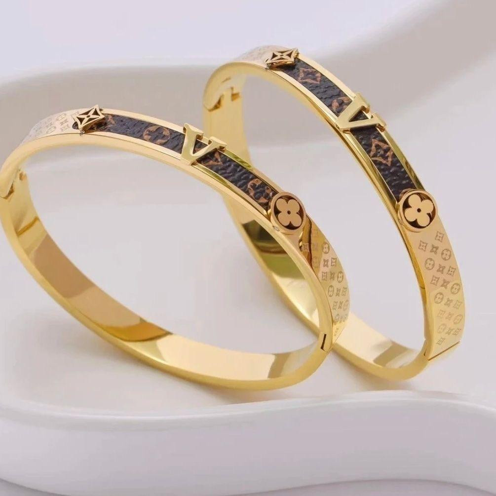 سوار لويس فويتون ذهبي – تصميم راقٍ من التيتانيوم مع تطعيم جلد فاخر ونقش برسيم مجوف