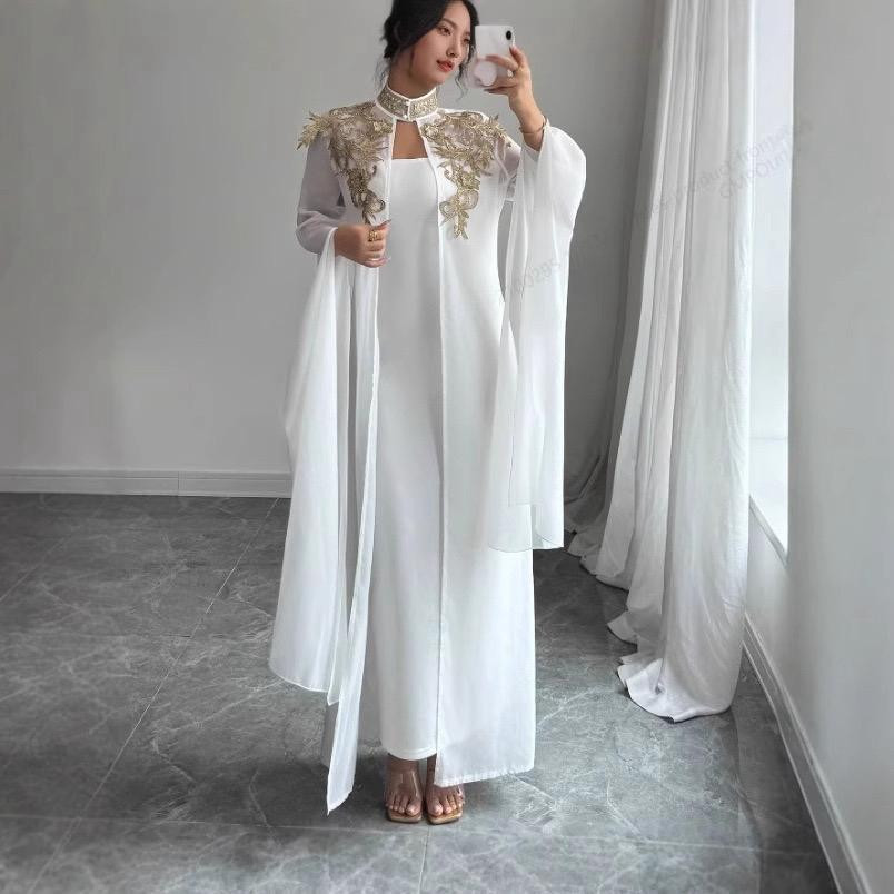 جلابية نسائي فاخر من قطعتين باللون الأبيض، مصمم خصيصًا للعروض والمناسبات الفخمة، مستوحى من أسلوب مقدمي الحفلات، يجمع بين الفخامة والكلاسيكية العصرية