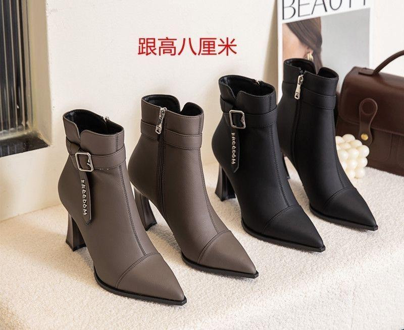 كعب عالي نسائي بوت كاحل بقدّام مدبّب، بحزام معدني وتفاصيل سِحّاب