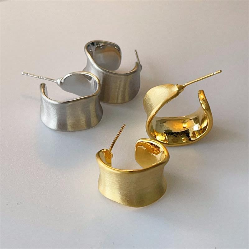 أقراط C شكل واسعة عالية الجودة (تصميم مشابه لماتسوموتو إينا)