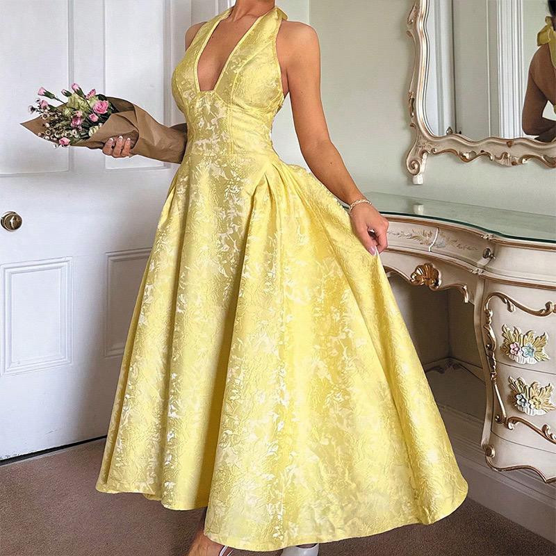 فستان نسائي فاخر بتصميم أوروبي أنيق ?✨، مزخرف بنقشة بارزة فخمة ثلاثية الأبعاد، بدون أكمام وبياقة على شكل V