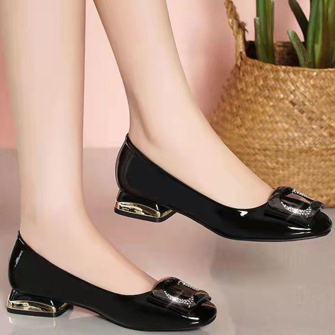 حذاء ناعم بجلد مرن،، كعب عريض، مقدمة مربعة، تصميم فرنسي وعصري