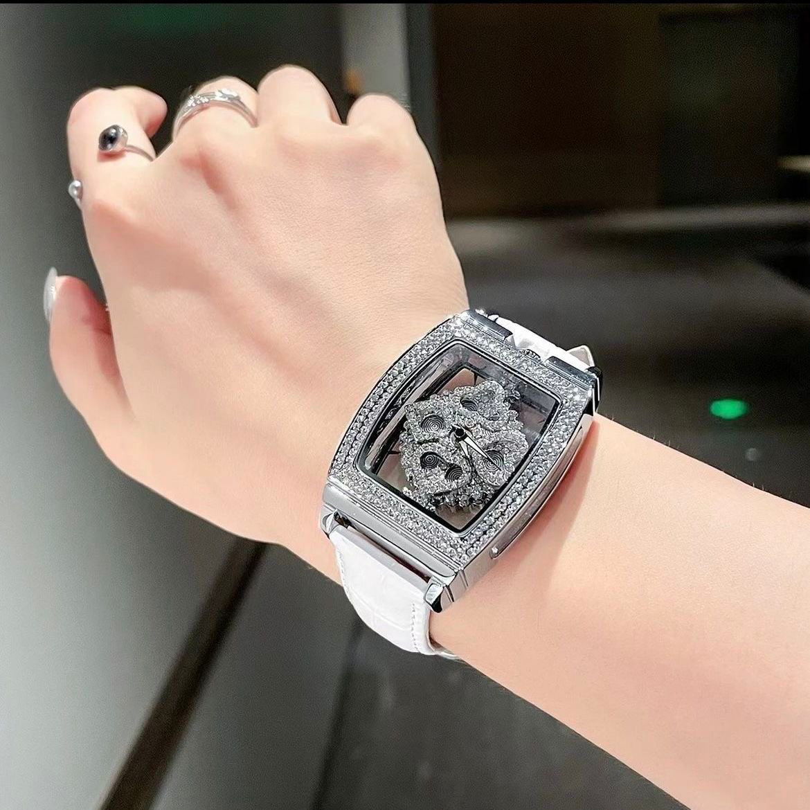 ساعة نسعفخمة مرصعة بالألماس الصناعي تصميم راقي يلفت