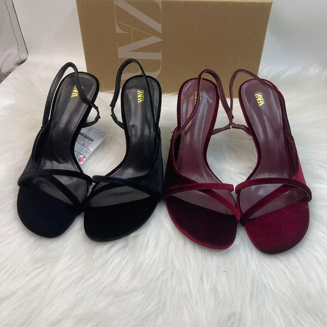 حذاء نسائي ZARA بكعب منخفض ولمسة راقية