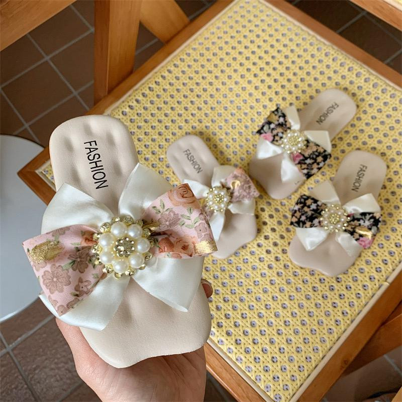 صندل بناتي بتصميم كوري أنيق