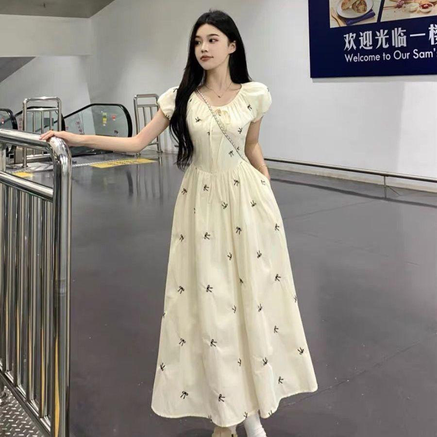 •	الاسم: فستان فرنسي 2025 بأكمام منفوشة وخصر مجمع طويل مزهر