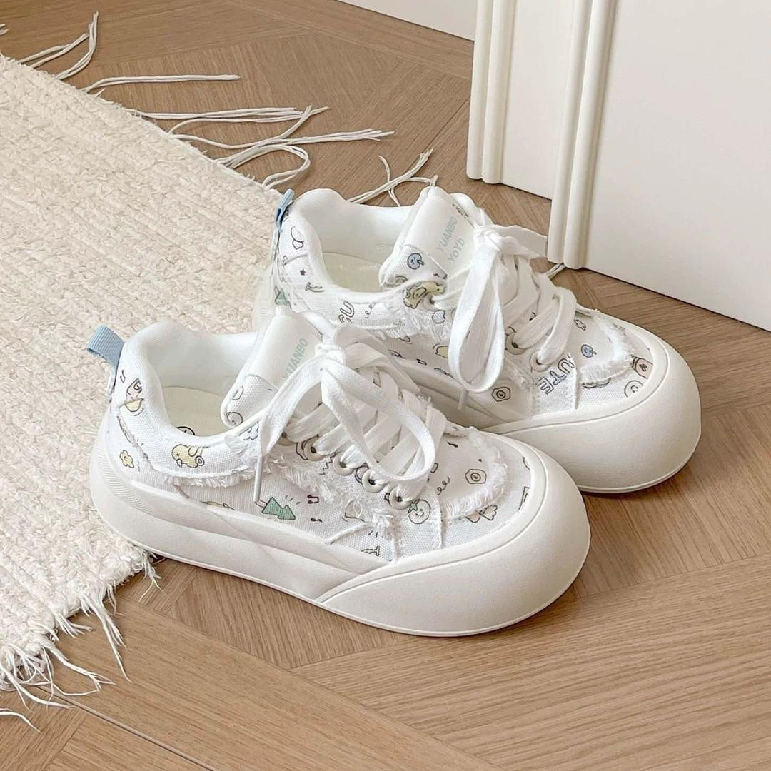 حذاء نسائي كوري سميك النعل من نوع "ناي فوفو" موضة صيف، مصنوع من قماش الكانفاس الأبيض بتصميم عصري يشبه الخبز، أنيق وسهل التنسيق مع الفساتين