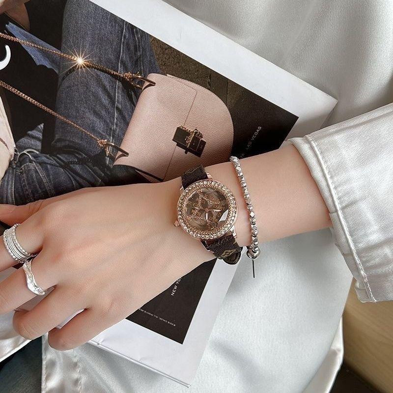 ساعة يد نسائية – تصميم عصري فاخر – شكل دوار بأحجار لامعة (لويس فويتون ) – ستايل أنيق   – مناسبة للاستخدام اليومي والمناسبات