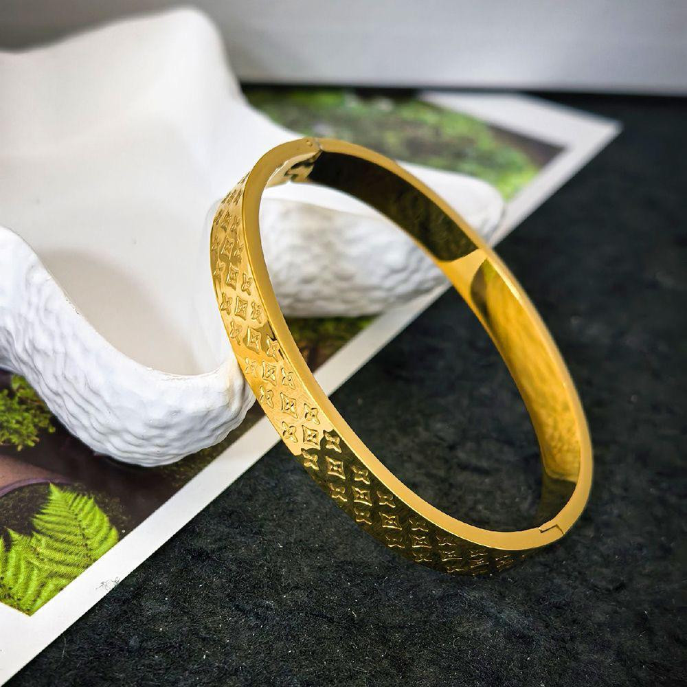 سوار نسائي من الفولاذ المقاوم للصدأ (تصميم لويس فيتون ) مع قفل مفتوح، مصنع مباشر، لا يصدأ ولا يتغير لونه ،