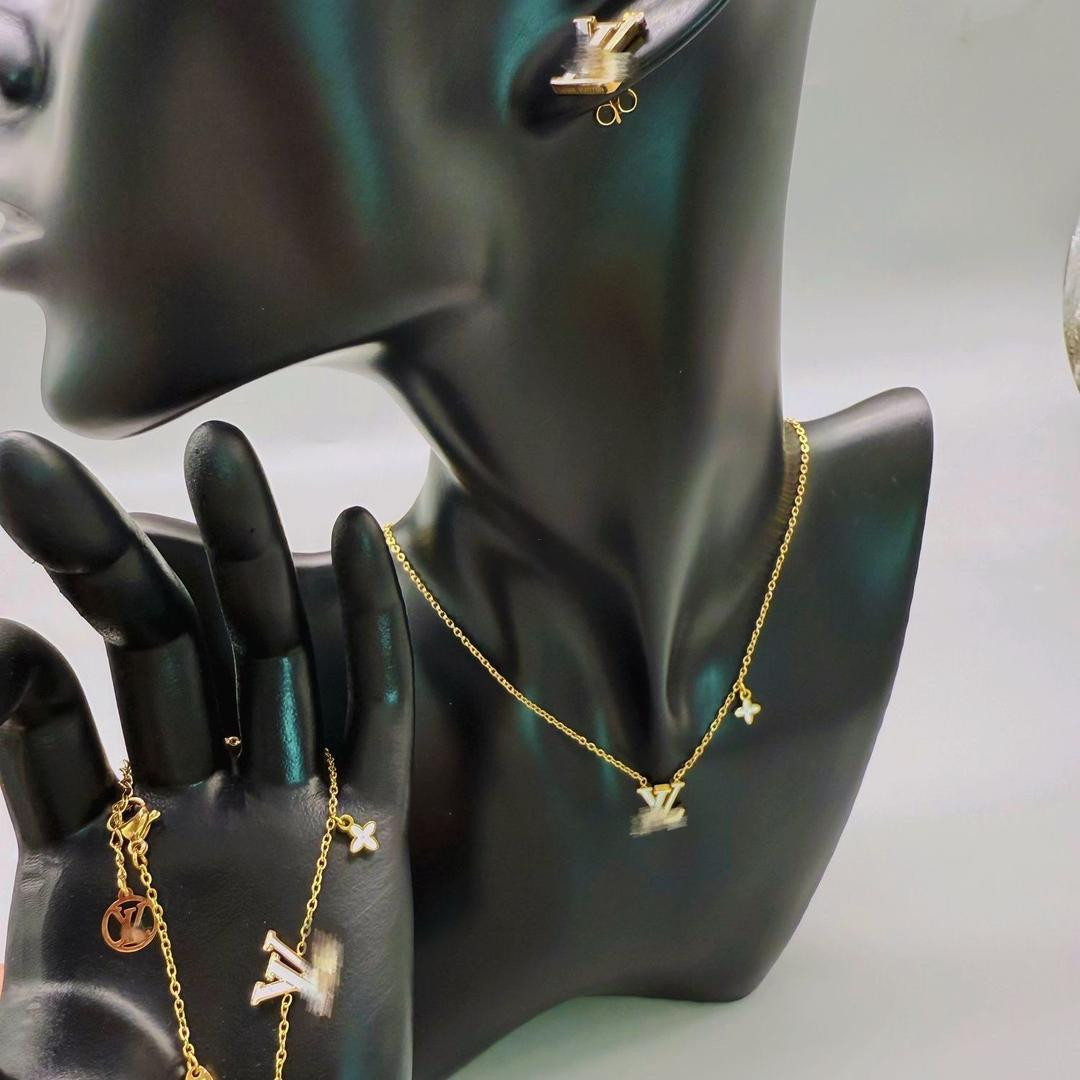 طقم نسائي تقليد ماركة لويس فويتون (عقد + إسوار يد + أقراط) ذهبي فاخر مقاوم للخدوش والصدأ ?✨ المقاسات: مقاس واحد يناسب الجميع الخامة: معدن مطلي بالذهب بجودة عالية، مقاوم للخدوش والصدأ ويحافظ على لونه ل