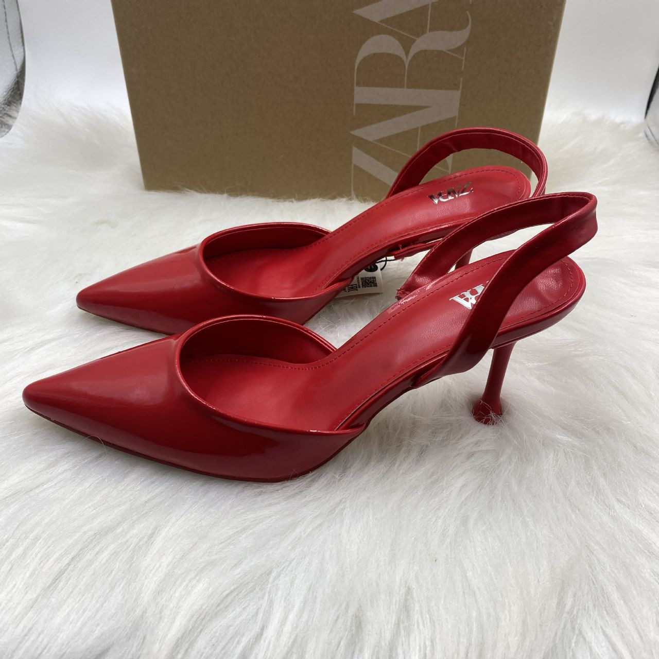 كعب ZARA نسائي أحمر لامع لإطلالة قوية وأنثوية