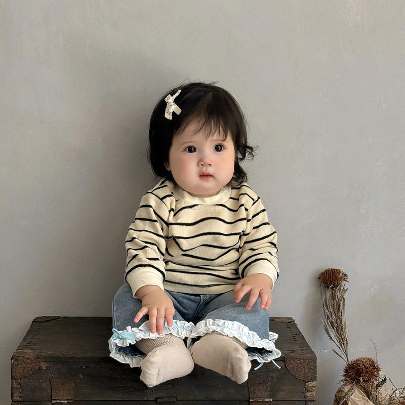 طقم بناتي خريفي – تيشيرت مخطط كاجوال + بنطال جينز بلمسة دانتيل على الأطراف (قطعتين)