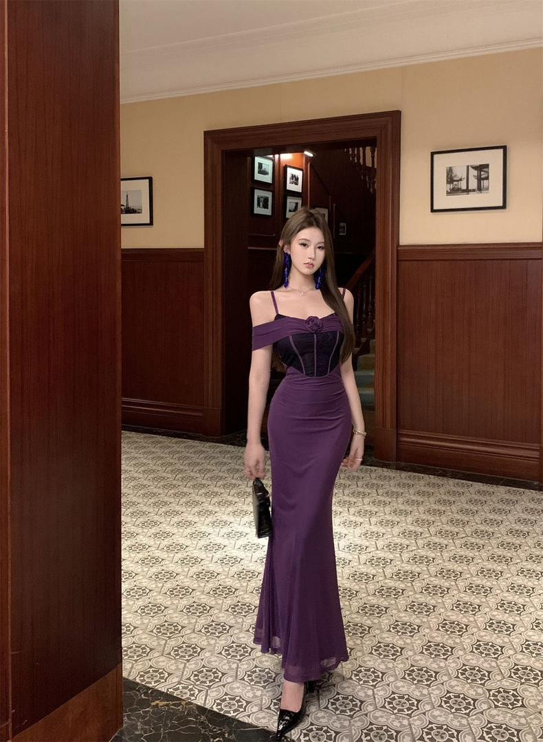 فستان بنفسجي فاخر بأكتاف ساقطة وتصميم ضيق يبرز القوام من قماش أنيق بلمسة راقية